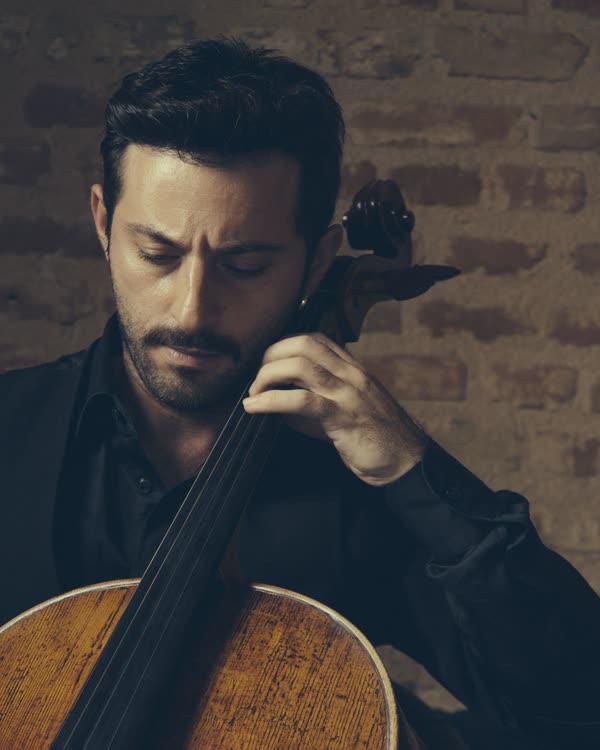Çağ Erçağ playing the cello