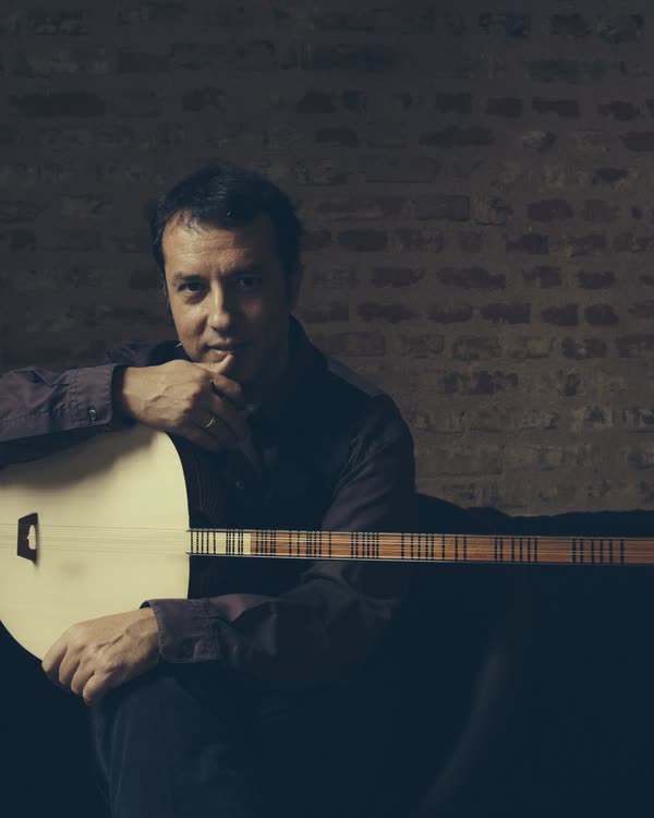 Murat Aydemir playing the tanbur