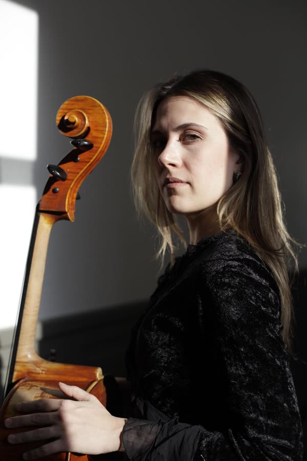 Selin Nardemir Önertürk with her cello