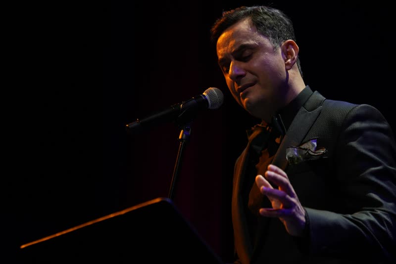 Bekir Ünlüataer singing on stage